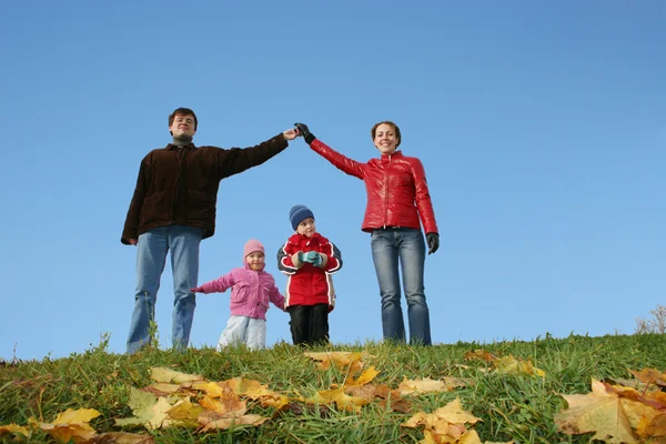 Crianças em casa de família. Outono céu claro — Fotografia de Stock