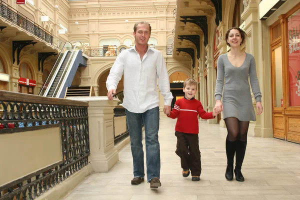 Familie geht im Geschäft spazieren — Stockfoto