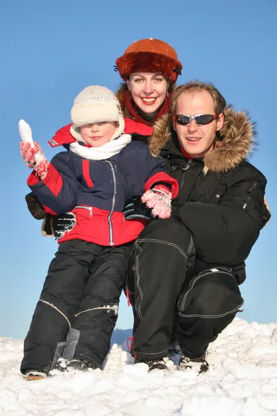 Winterfamilie sitzt auf Schnee 2 — Stockfoto