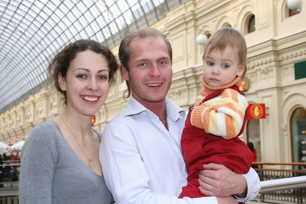 Familie mit Baby im Geschäft — Stockfoto