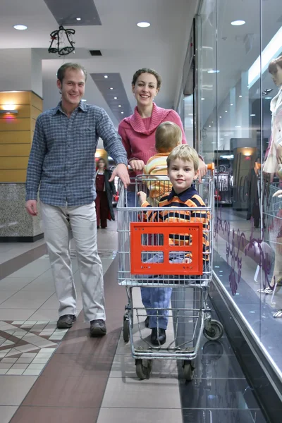 Семья из четырех человек в магазине — стоковое фото