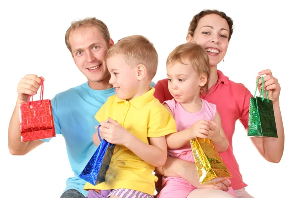 カラー 4 人家族のための袋をプレゼントします。 — ストック写真