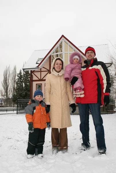 冬の家族の家 2 — ストック写真