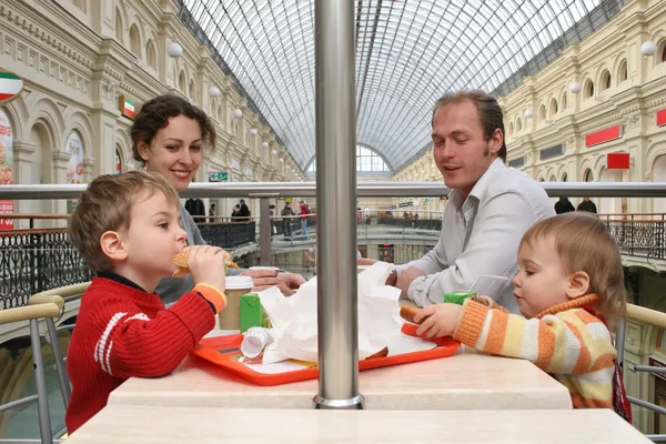Familj i café i stora butik — Stockfoto