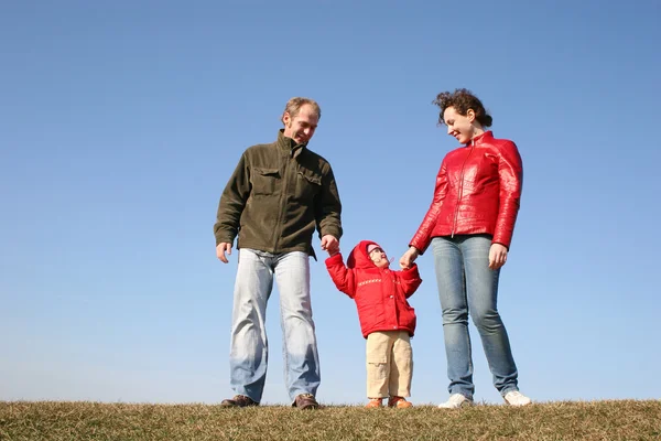 Семья с ребенком на весеннем лугу — стоковое фото