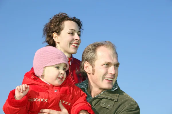 Rodina s baby tváří na jarní obloze — Stock fotografie