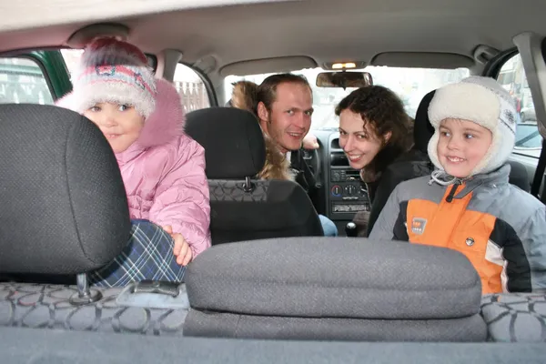 Семья в автомобиле — стоковое фото
