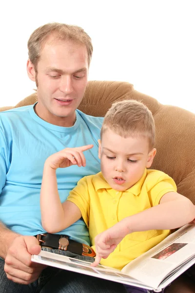 Pai com menino leitura livro — Fotografia de Stock