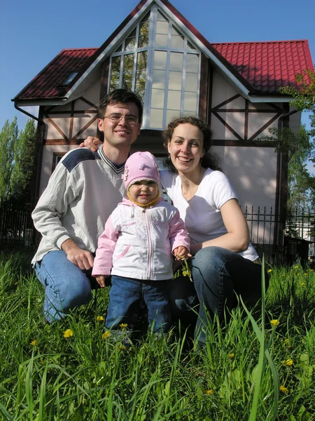 Семья и ребенок на дому — стоковое фото