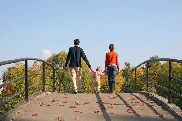 Za rodinu s dítětem na podzimní most — Stock fotografie
