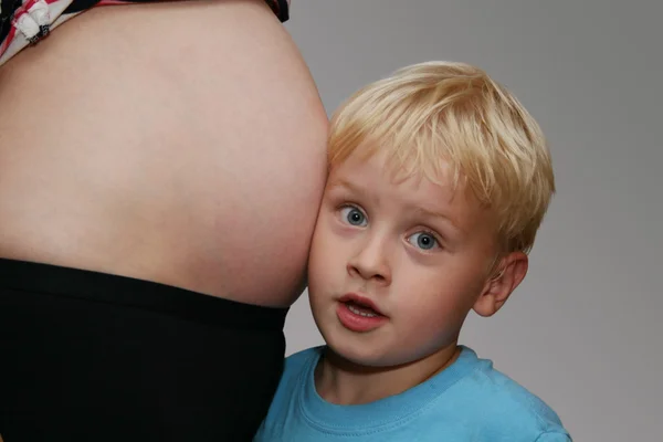 Zwangere moeder en zoon — Stockfoto