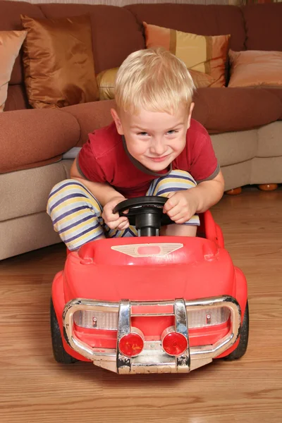 Іграшка хлопчика автомобіля — стокове фото