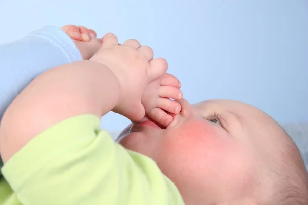 赤ちゃん授乳足 — ストック写真