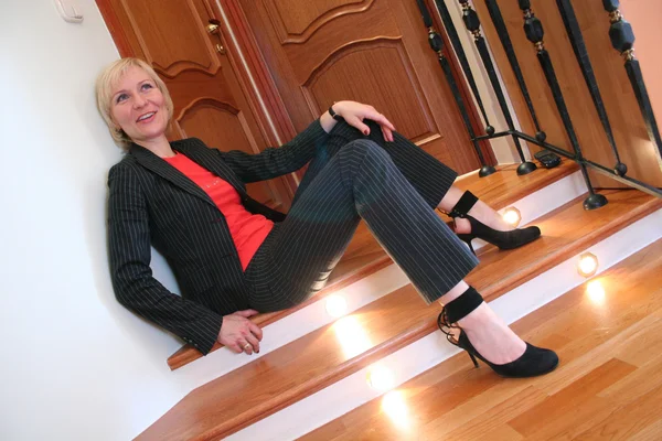 Blonde Frau auf Bürotreppe — Stockfoto
