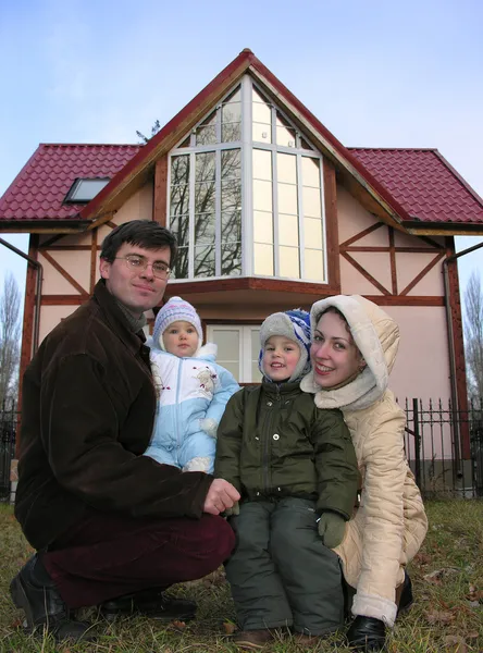 Famiglia di quattro persone e casa. primo piano . — Foto Stock