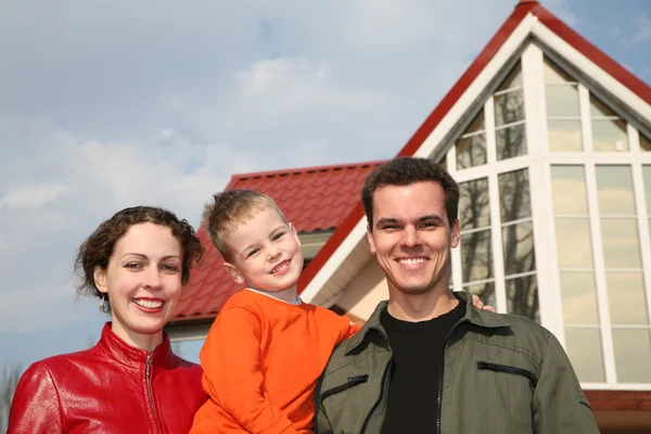 Familj och hus — Stockfoto