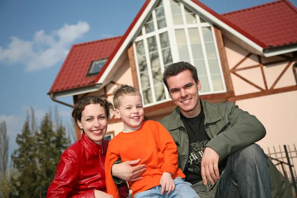Glimlach familie en huis — Stockfoto