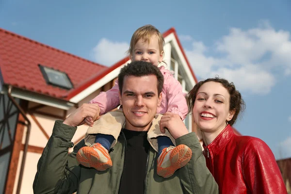 Семья с ребенком и дом 2 — стоковое фото