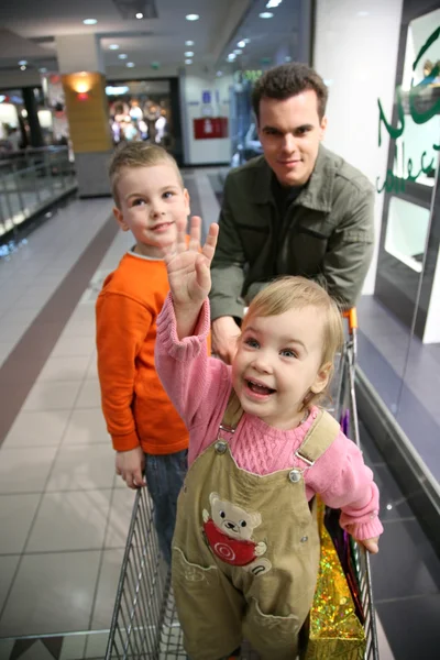 Pappa med barn i butik — Stockfoto