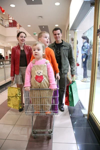 Gezin met kinderen in winkel 2 — Stockfoto