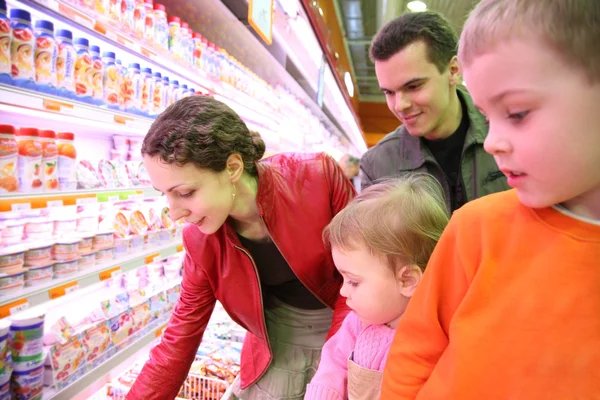 Rodina v prodejně potravin — Stock fotografie