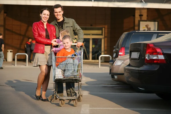 Family on shop parking 2 — Stock Photo, Image