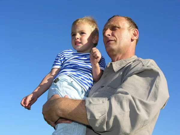 Farfar med barnbarn titta på horisonten och framtida — Stockfoto