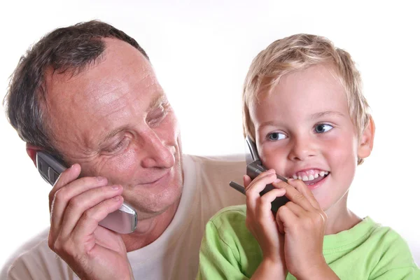 Avô e criança com telefones — Fotografia de Stock