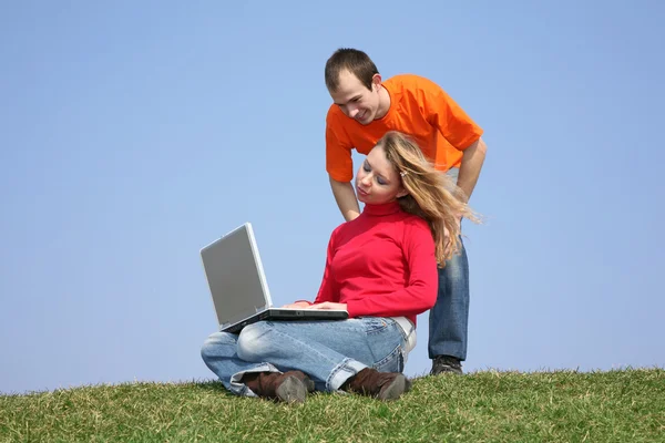 Couple avec ordinateur portable sur prairie — Photo