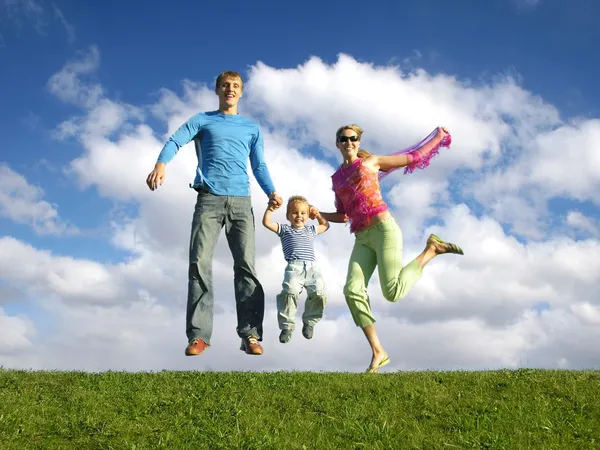 Fliegen glückliche Familie auf blauem Himmel mit Wolken — Stockfoto