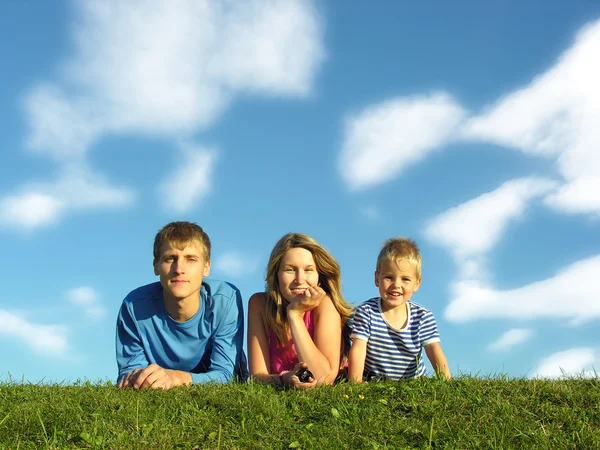 Mavi gökyüzünün altında bitki üzerinde aile — Stok fotoğraf