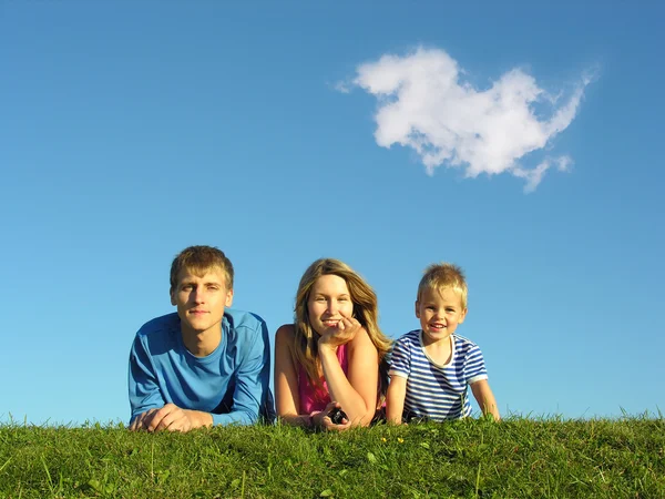 Família em erva abaixo do céu azul — Fotografia de Stock