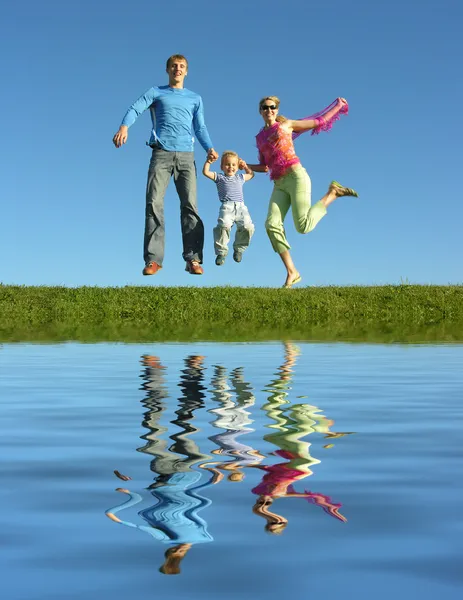 Πετούν ευτυχισμένη οικογένεια και νερό — Φωτογραφία Αρχείου