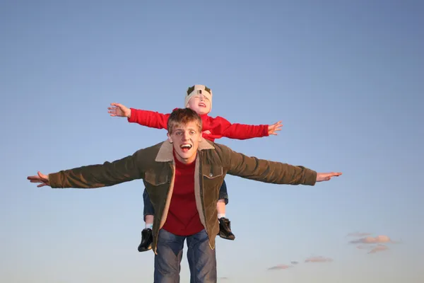 飛ぶ少年と父親 — ストック写真