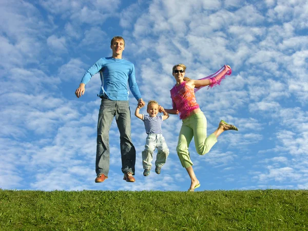 Летать счастливая семья на голубом небе — стоковое фото