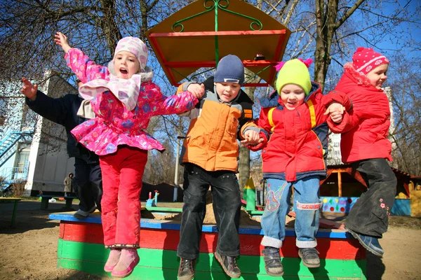 Команда по прыжкам в детском саду — стоковое фото