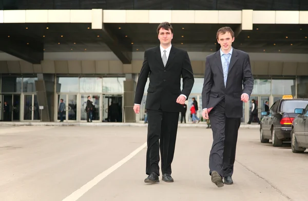 Hombres de negocios caminando —  Fotos de Stock