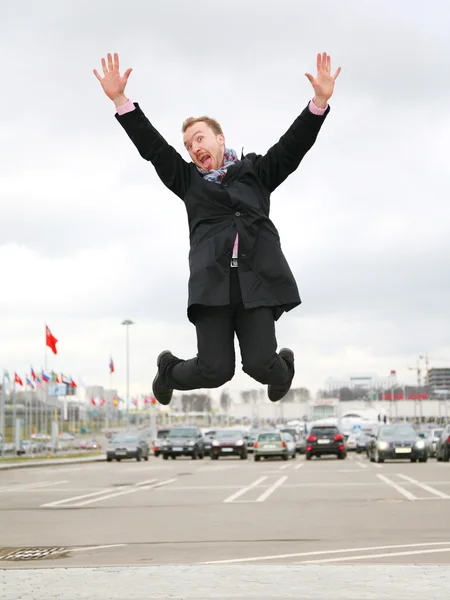 Mann springt auf Parkplatz — Stockfoto
