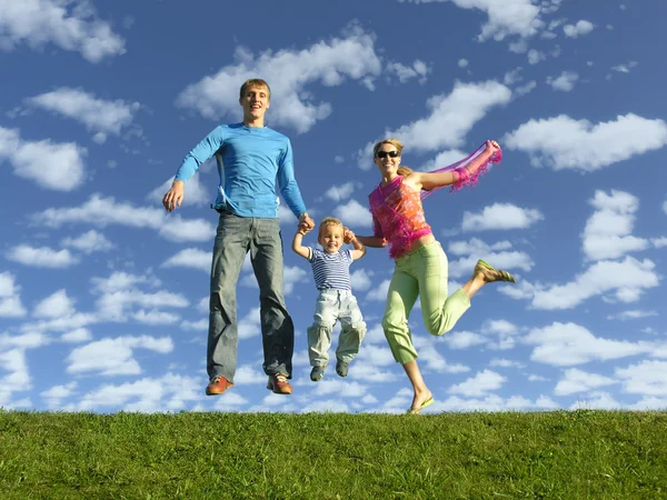 Voar família feliz no céu azul com nuvens — Fotografia de Stock