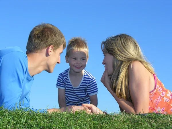 Familj på tre på gräs — Stockfoto