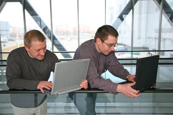 Män med bärbara datorer på rulltrappa — Stockfoto