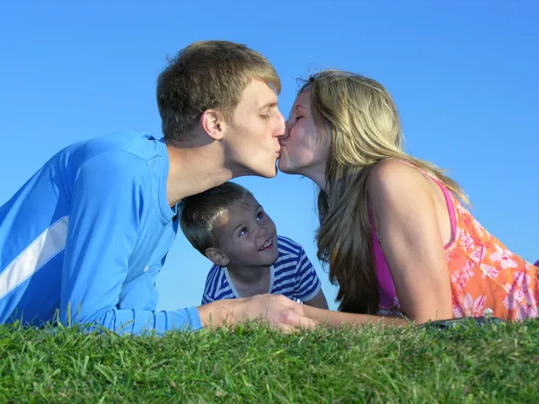 Rodzica pocałunek i syn — Zdjęcie stockowe