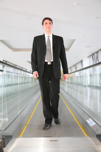 Hombre de negocios en escalera mecánica — Foto de Stock