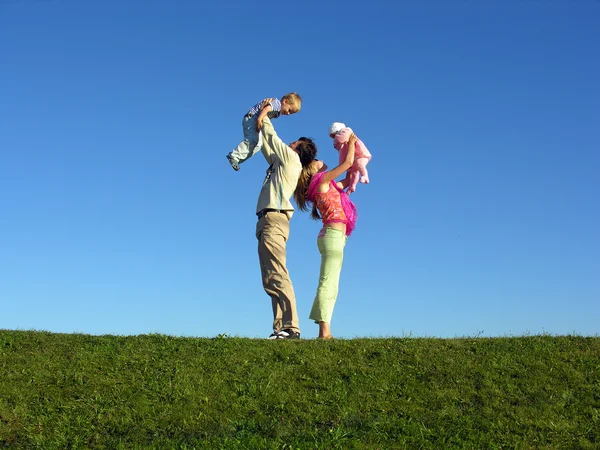 푸른 하늘 2에 두 아이 함께 행복 한 가족 — 스톡 사진