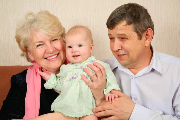 Grootouders met baby — Stockfoto
