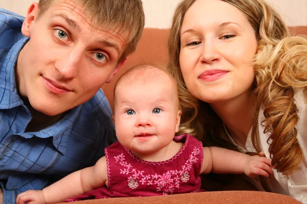Родители с 4 месяцами ребенка — стоковое фото