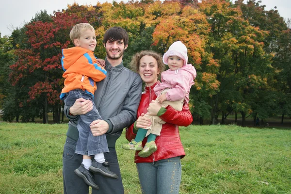 Осенняя семья из четырех — стоковое фото
