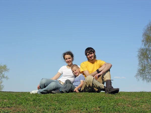 Семья на траве — стоковое фото