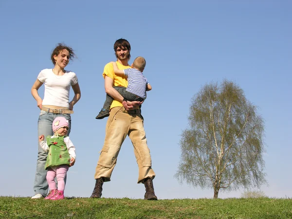 Семья из четырех человек. весна — стоковое фото