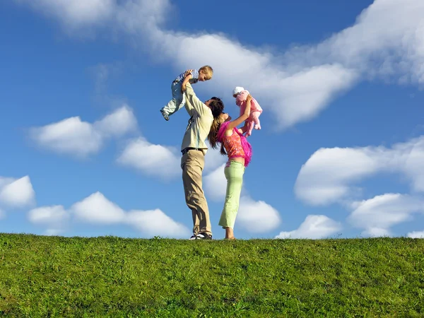 Família com duas crianças sob nuvens — Fotografia de Stock